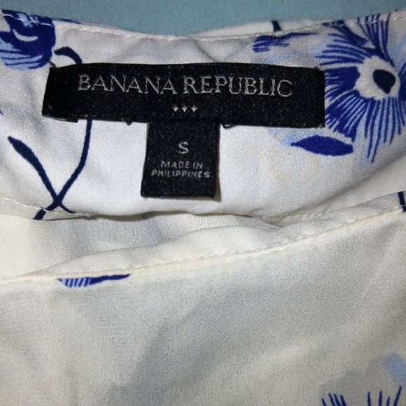 💙🤍 NWOT Banana Republic White With Navy Blue Flowers Cold Shoulder Sheer Light - Picture 2 of 3